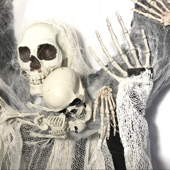 🎃 Pier 1 Wreath 19” Skeleton Skull & Hands Mesh - Picture 5 of 8